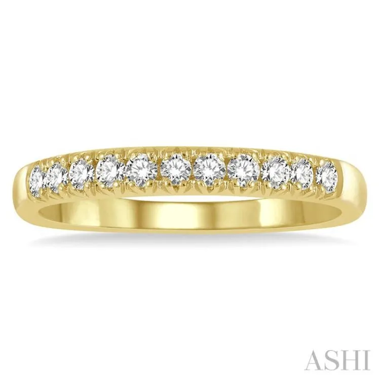 1/4 ctw 11 Stone Round Cut Diamond Wedding Band in 14K Yellow Gold