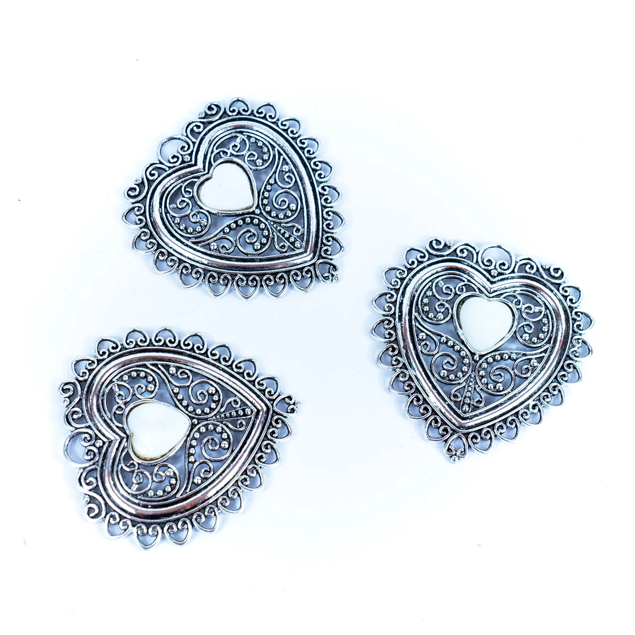 3pcs antique silver An alloy tag with a heart shape inlaid with shells or turquoise in the middle jewelry finding suppliers D-3-550